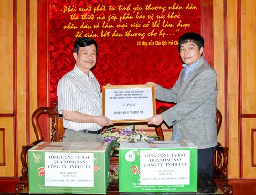 Vietnam Red Cross presents gifts to soldiers and people on Truong Sa - ảnh 1